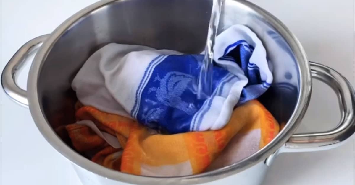 Senza usare la lavatrice! Il rimedio naturale per pulire i panni della cucina al meglio