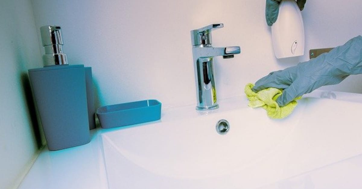 4 cose che DEVI fare quando lavi il bagno (per farlo sembrare splendente!)