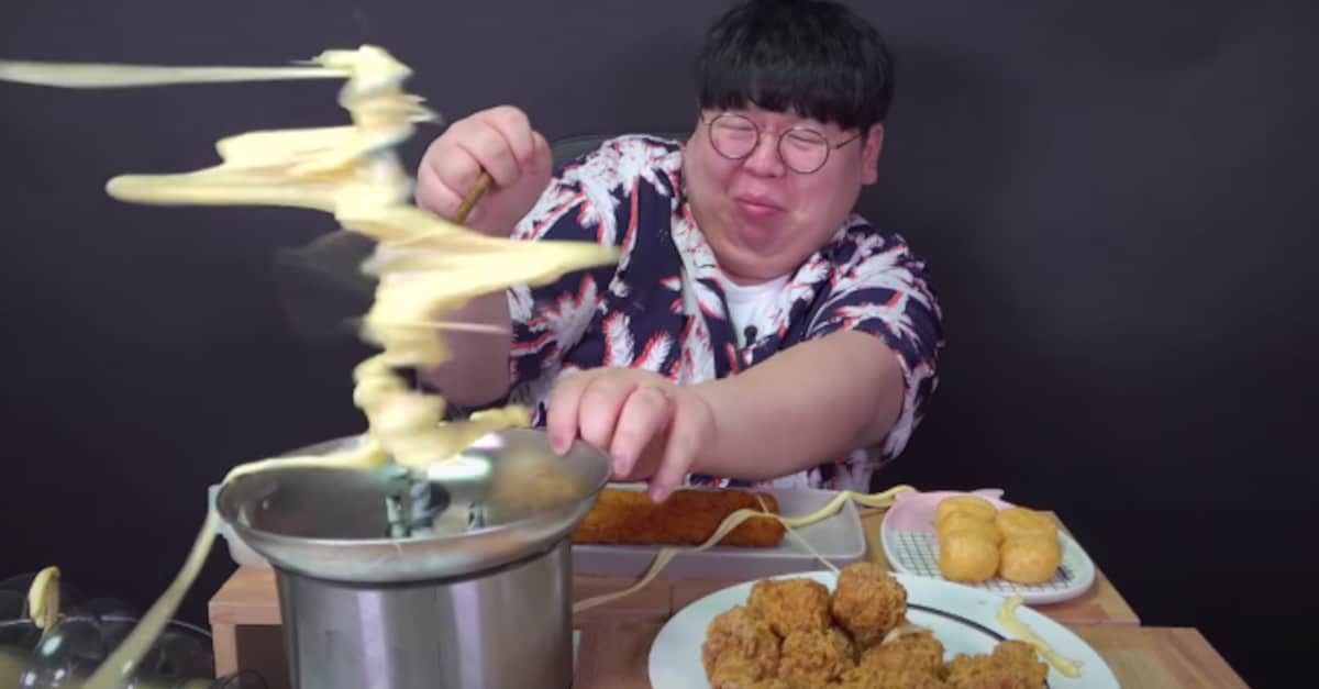 L’esilarante video di uno youtuber che affronta, tra risate e lacrime, “l’attacco” di una fonduta di formaggio