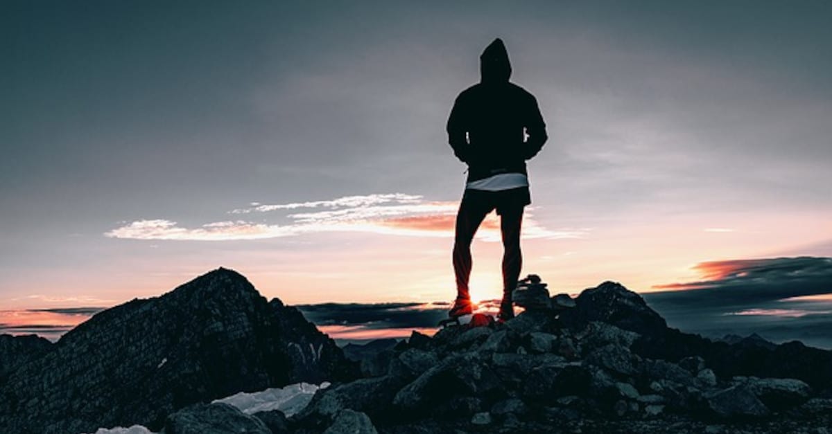 Le persone che preferiscono stare da sole hanno queste 4 peculiarità nella loro personalità