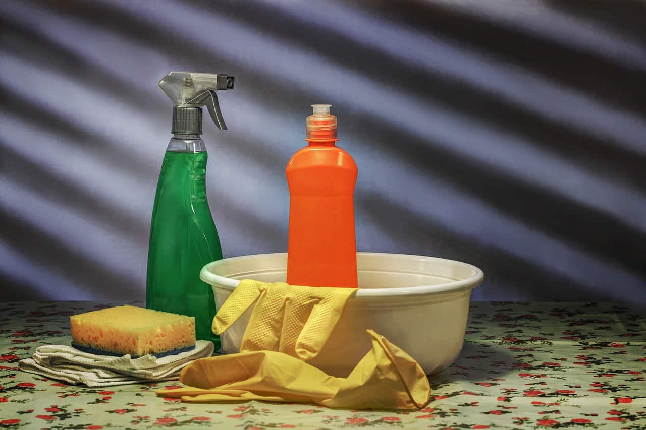 Detergente multiuso fatto in casa, ideale per bagni e cucina!