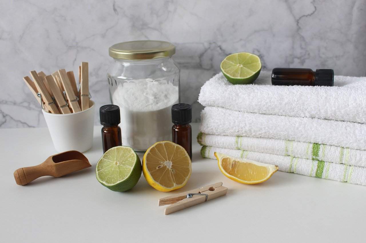 10 modi intelligenti per pulire con il limone