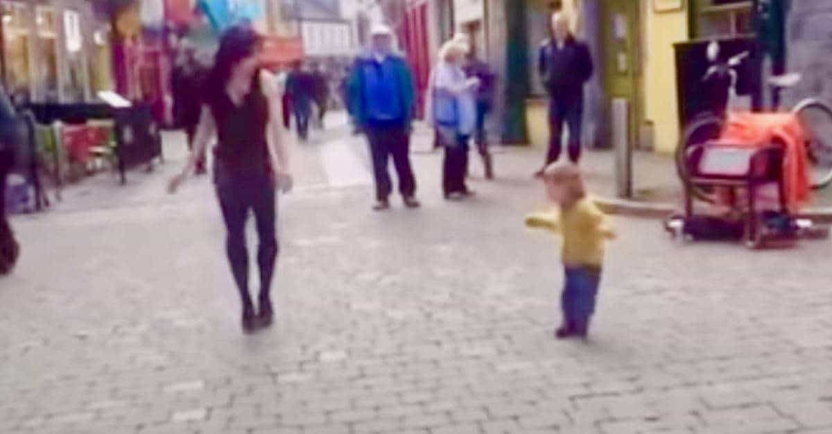 Adorabile bambina vede una donna irlandese che balla per strada e decide di unirsi