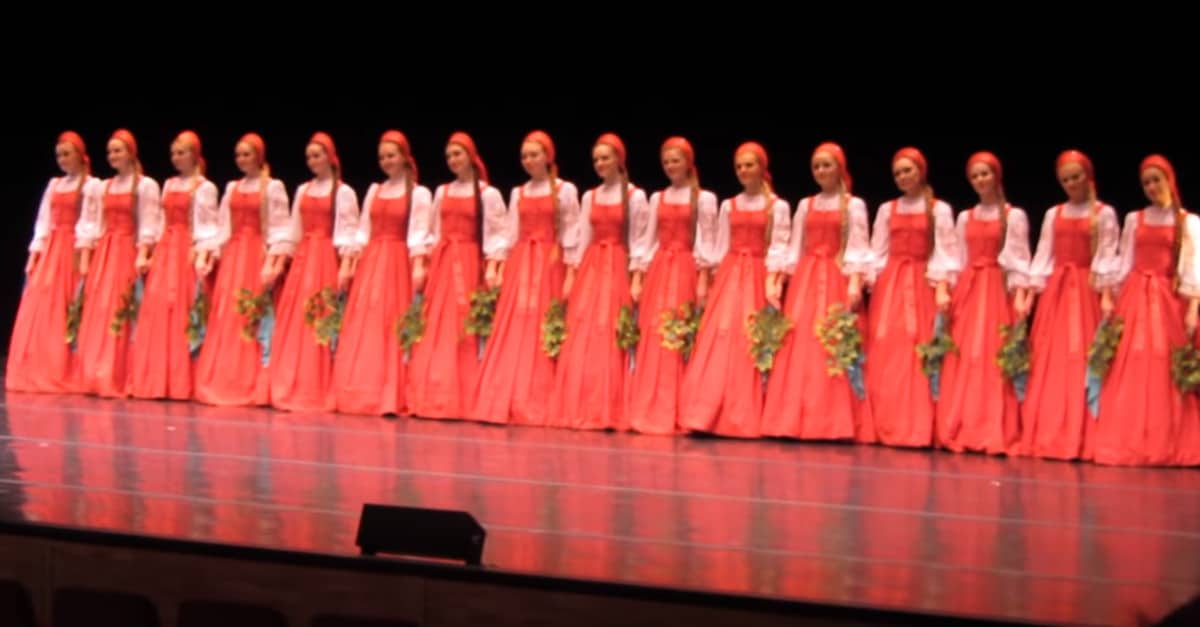 Le ballerine sembrano fluttuare sul palco in uno spettacolo di danza russa