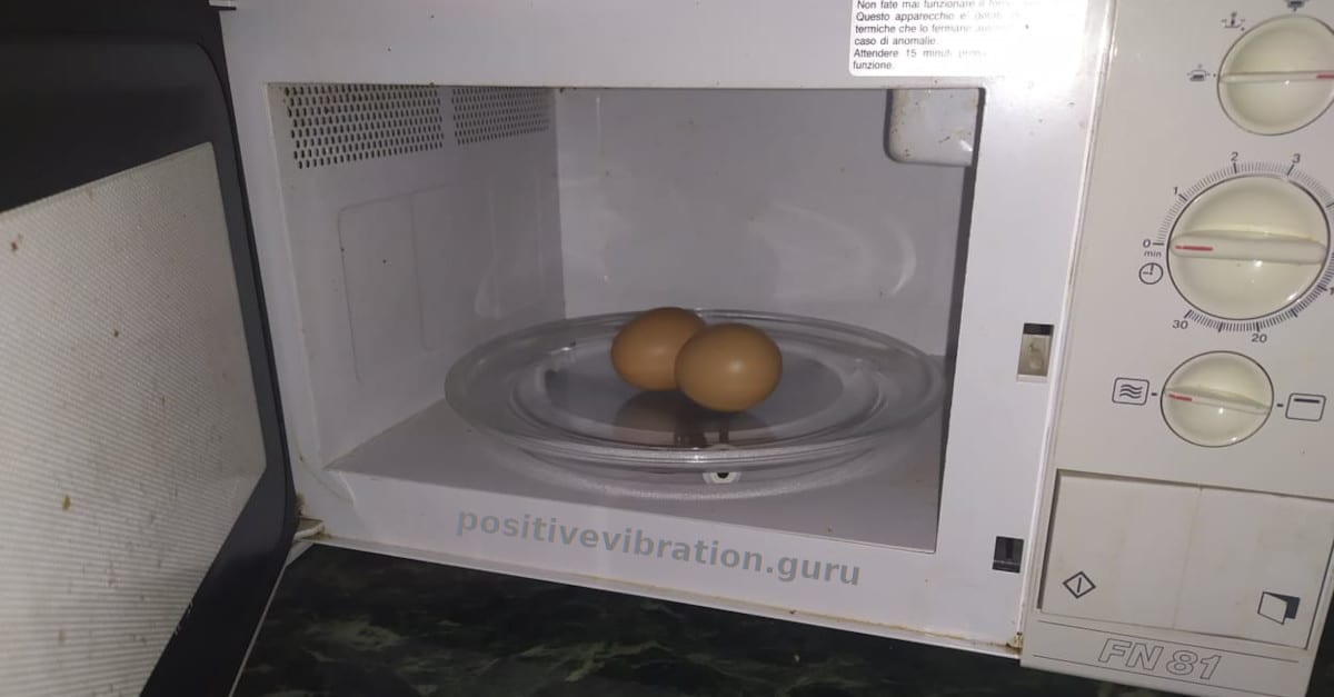 Perché non dovresti mai cuocere nel microonde le uova