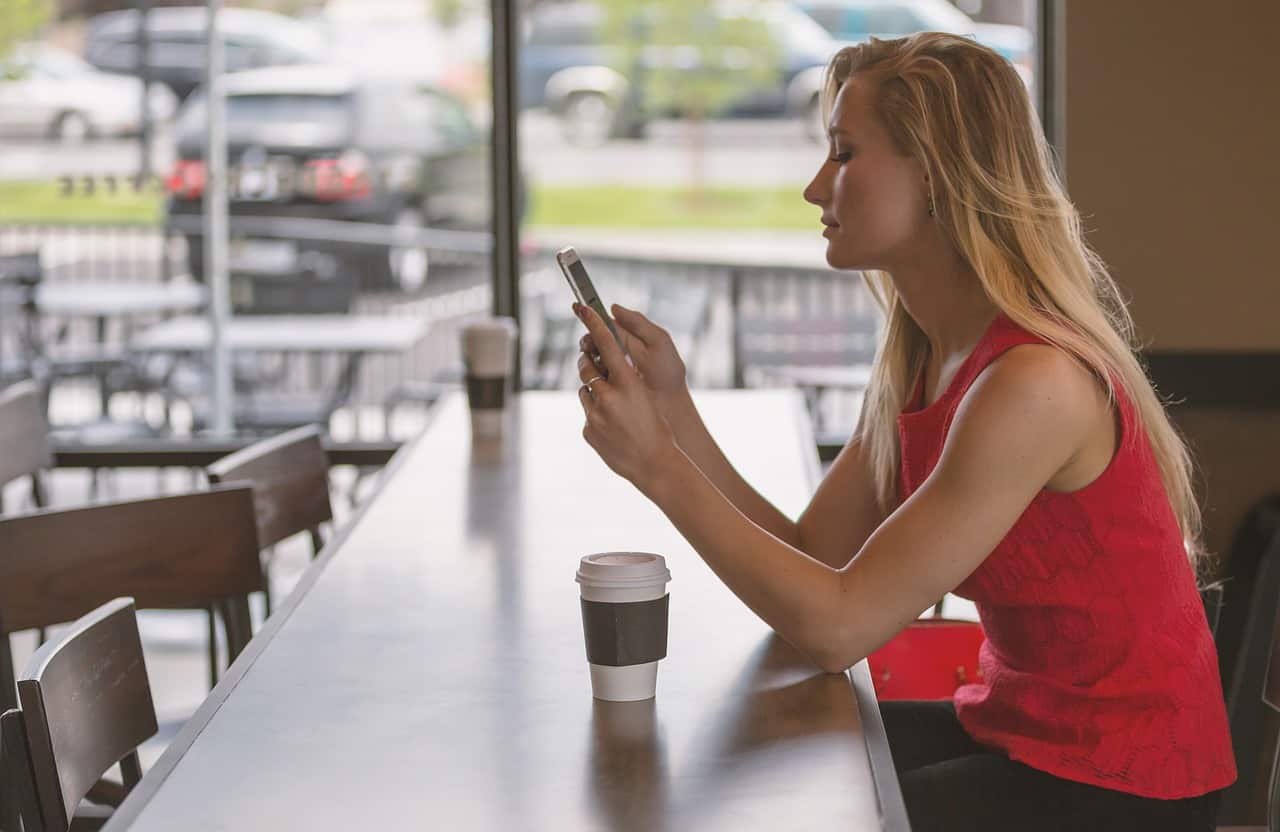 Quali segni trascorrono la giornata con il cellulare in mano?