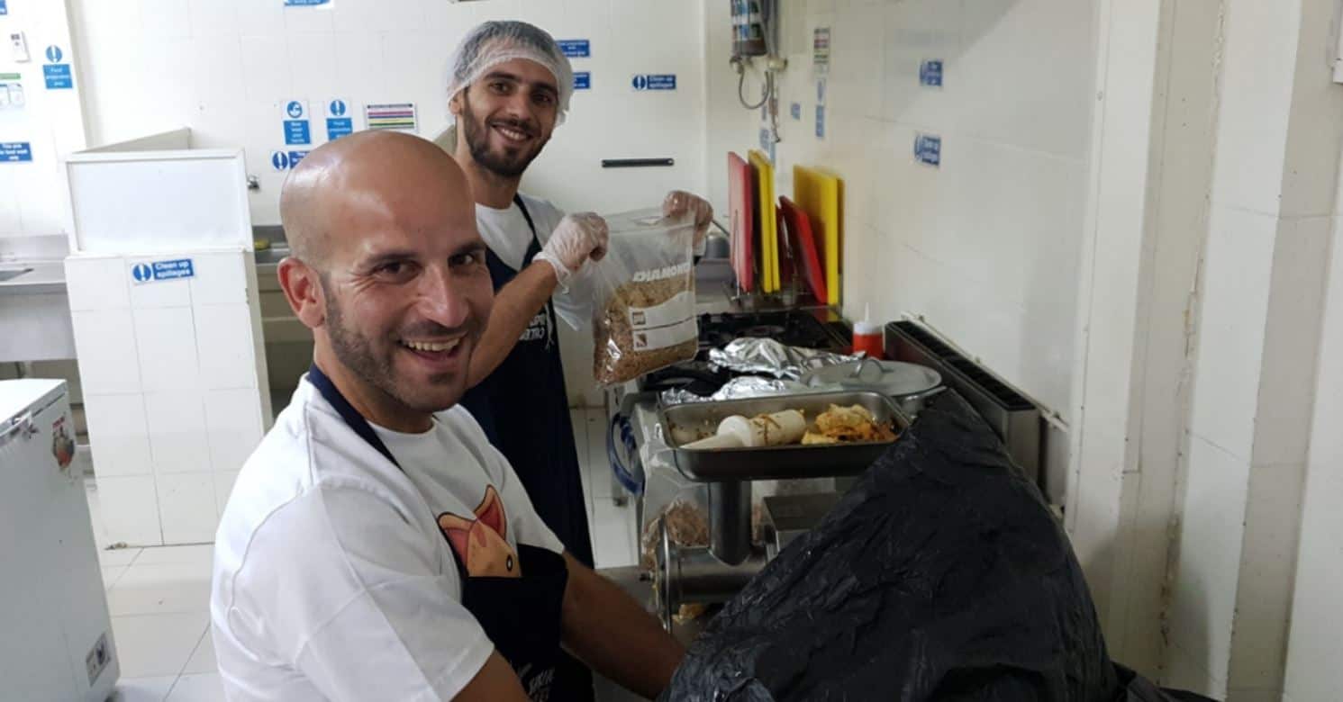 Uno chef di Abu Dhabi incoraggia gli hotel di lusso a dare ai cani senza casa i loro avanzi