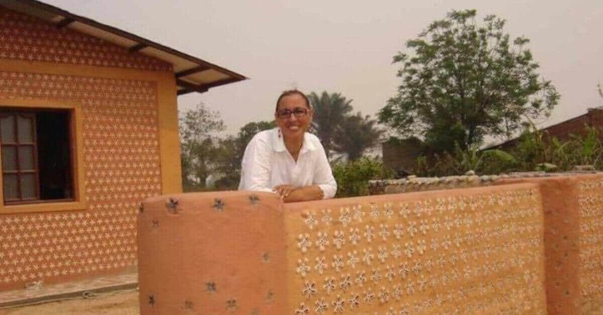 In 20 giorni, una donna costruisce case con bottiglie per animali domestici e famiglie bisognose