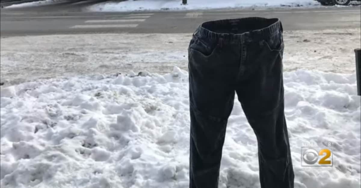 Ha lasciato i suoi pantaloni a congelare per strada, le fotografie sembrano fuori dal mondo!
