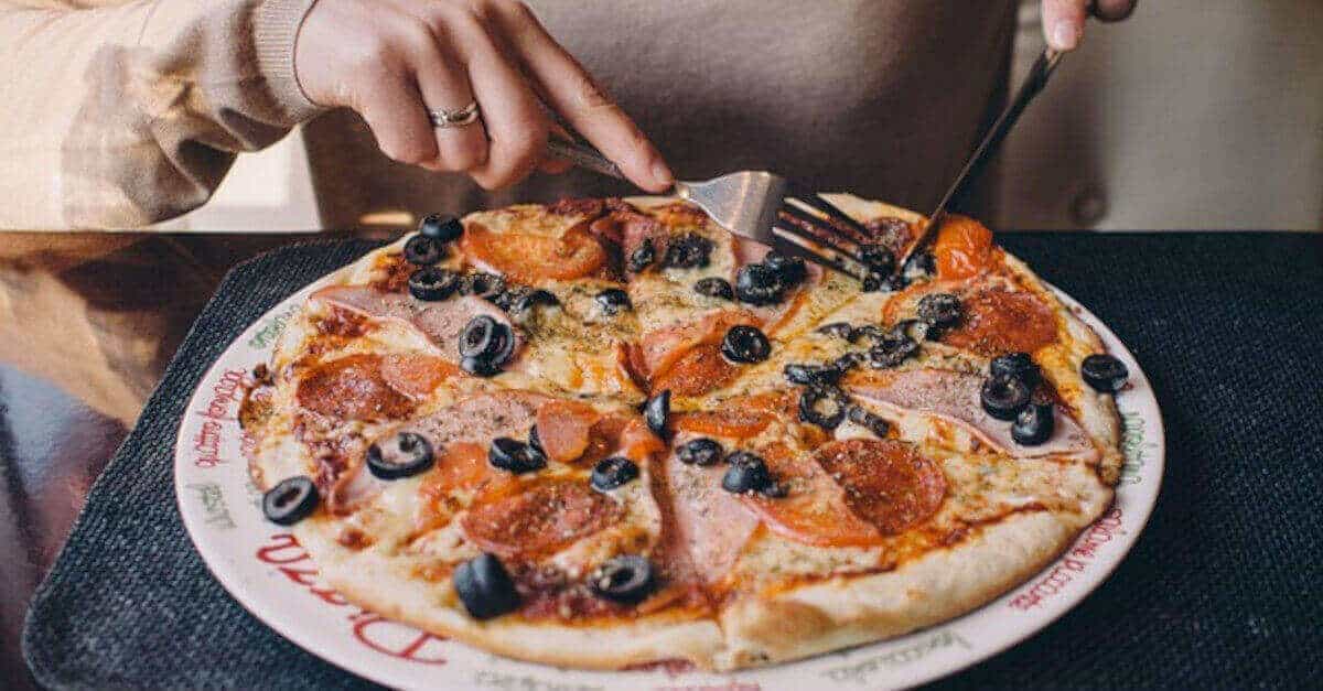 Le donne di questi segni zodiacali amano tantissimo mangiare la pizza