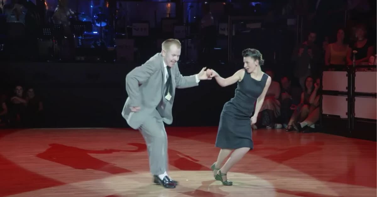 Ballerini di swing moderni sfoggiano uno stile vintage mentre fanno a pezzi il pavimento al suono di “Hey Baby!”