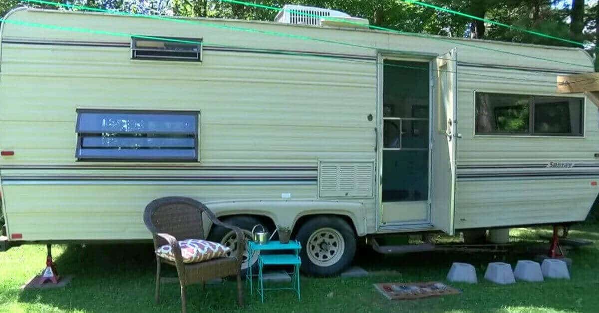 Un bambino di 11 anni acquista un camper usato per $ 400 e lo trasforma in un’adorabile minuscola casa a tema