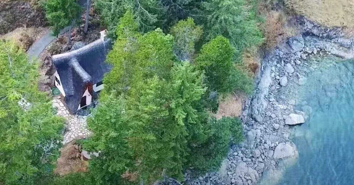 Dai un’occhiata all’interno del fantastico cottage da favola di quest’uomo in riva al mare