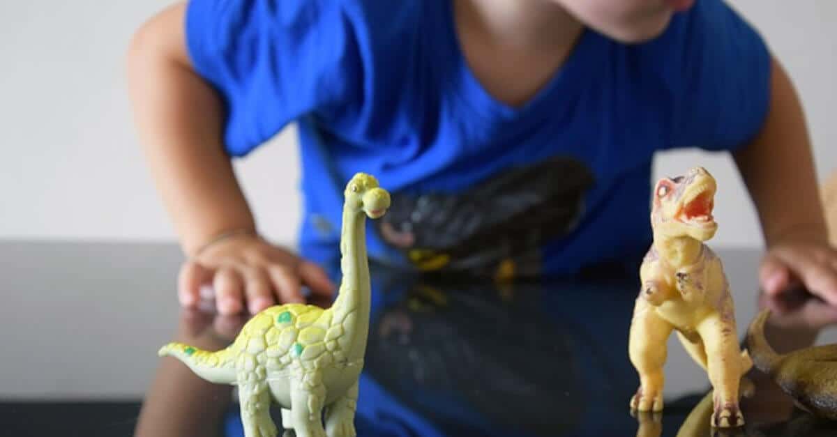 Confermato: i bambini che giocano con i dinosauri sono più intelligenti