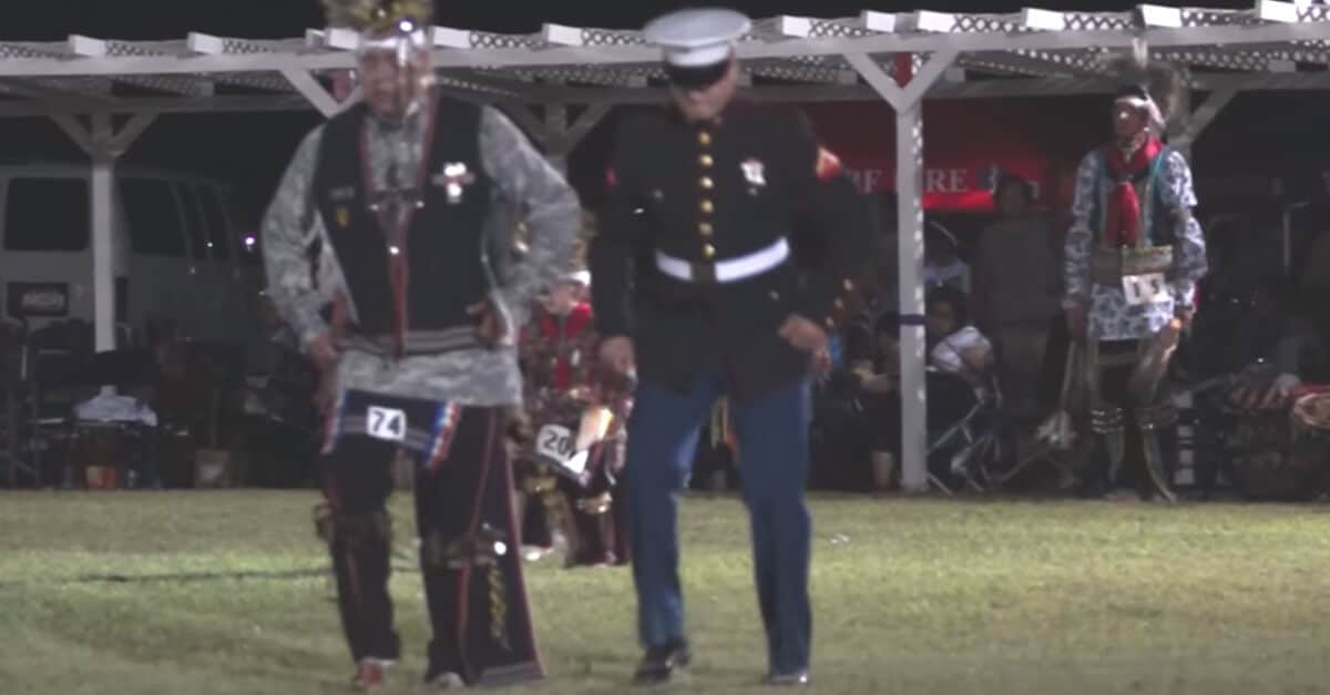 Il bellissimo momento in cui un marine americano si unisce ai nativi americani in una danza tradizionale
