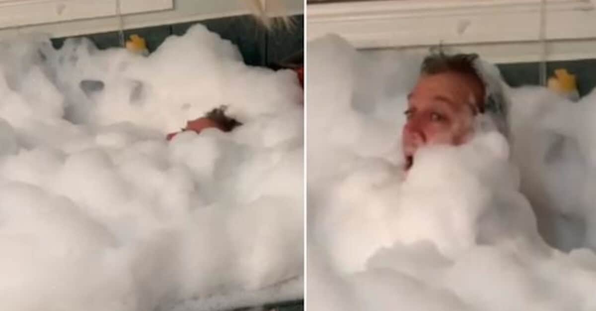 Il padre si addormenta in una vasca da bagno e si sveglia circondato dalla schiuma