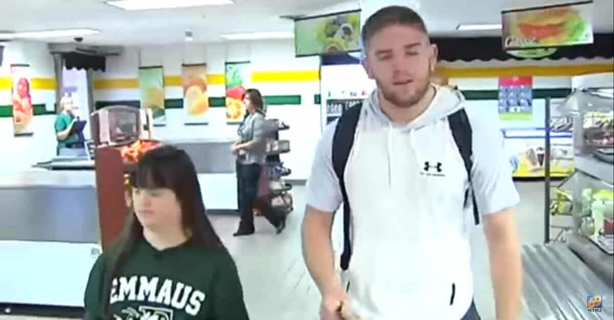 Agli atleti viene detto di sedersi con i compagni di classe con bisogni speciali a pranzo, ma fanno un passo avanti