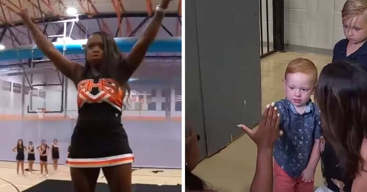 La cheerleader entra in azione per salvare il bimbo che soffoca durante la parata