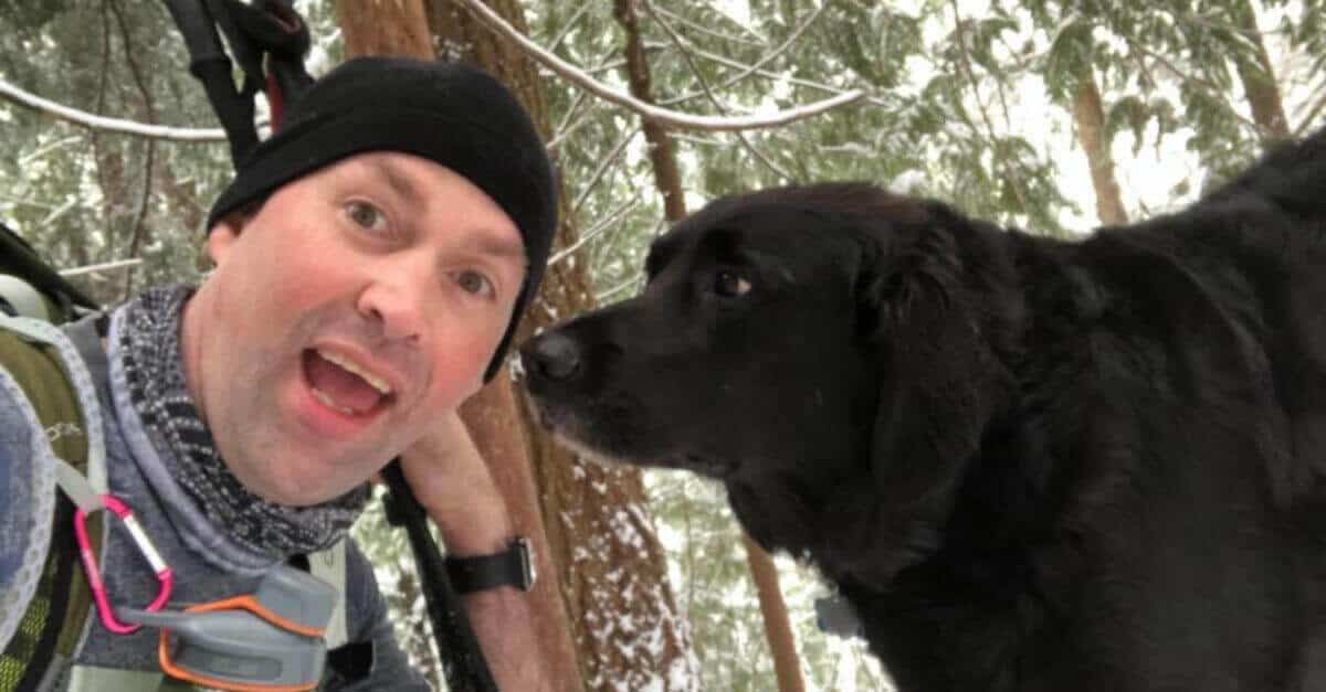 Strano cagnolino accompagna il gruppo in escursione con il suo cartellino identificativo che spiega tutto