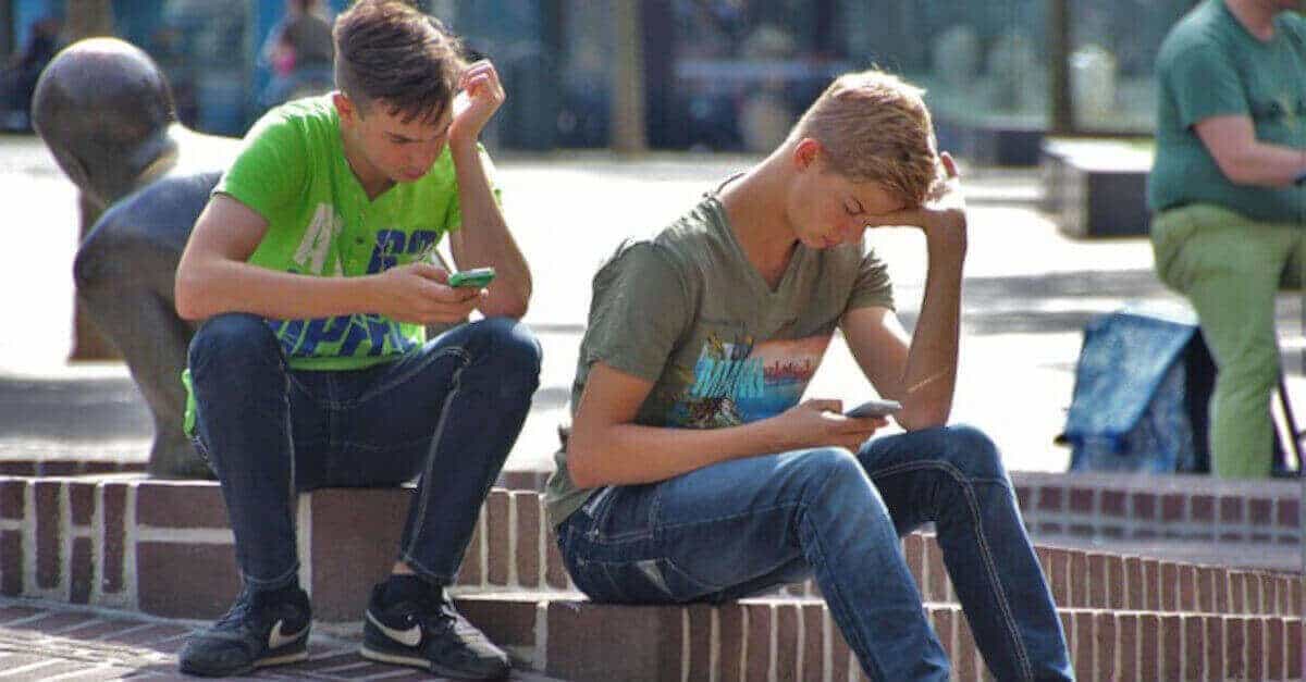 4 segni zodiacali che non si possono stancare dal loro cellulare