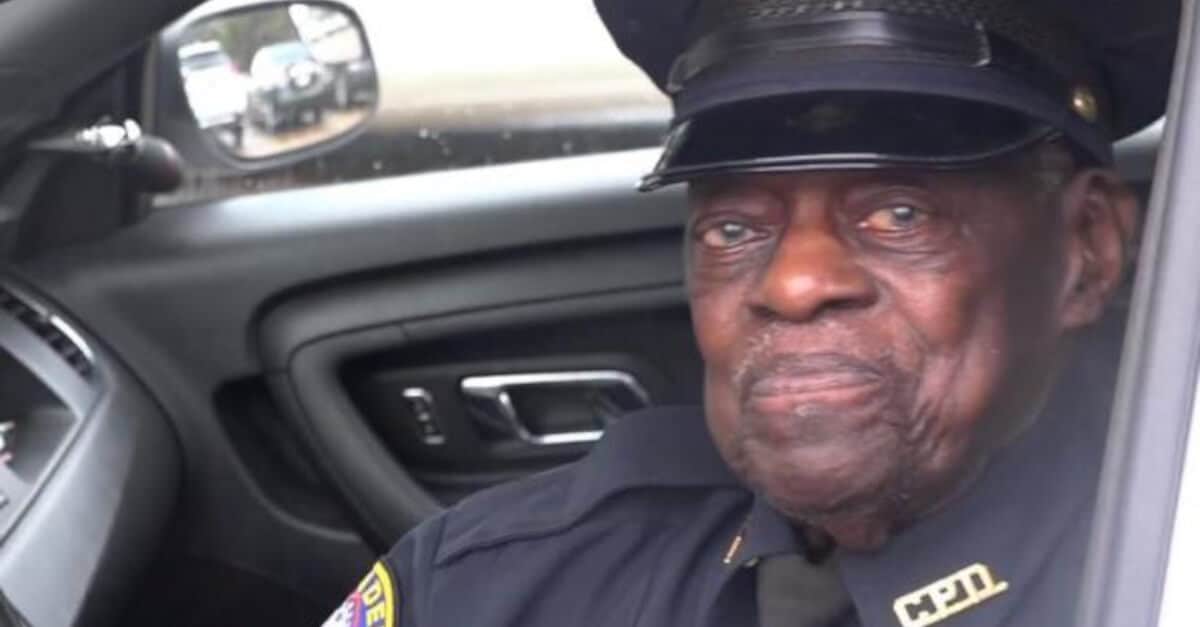 Buckshot, l’ufficiale di polizia di 91 anni che, dopo 56 anni nelle forze dell’ordine, non ha intenzione di andare in pensione