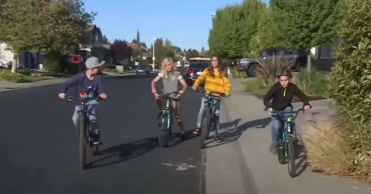 I bambini vanno alla ricerca della donna scomparsa e diventano eroi quando effettivamente la trovano