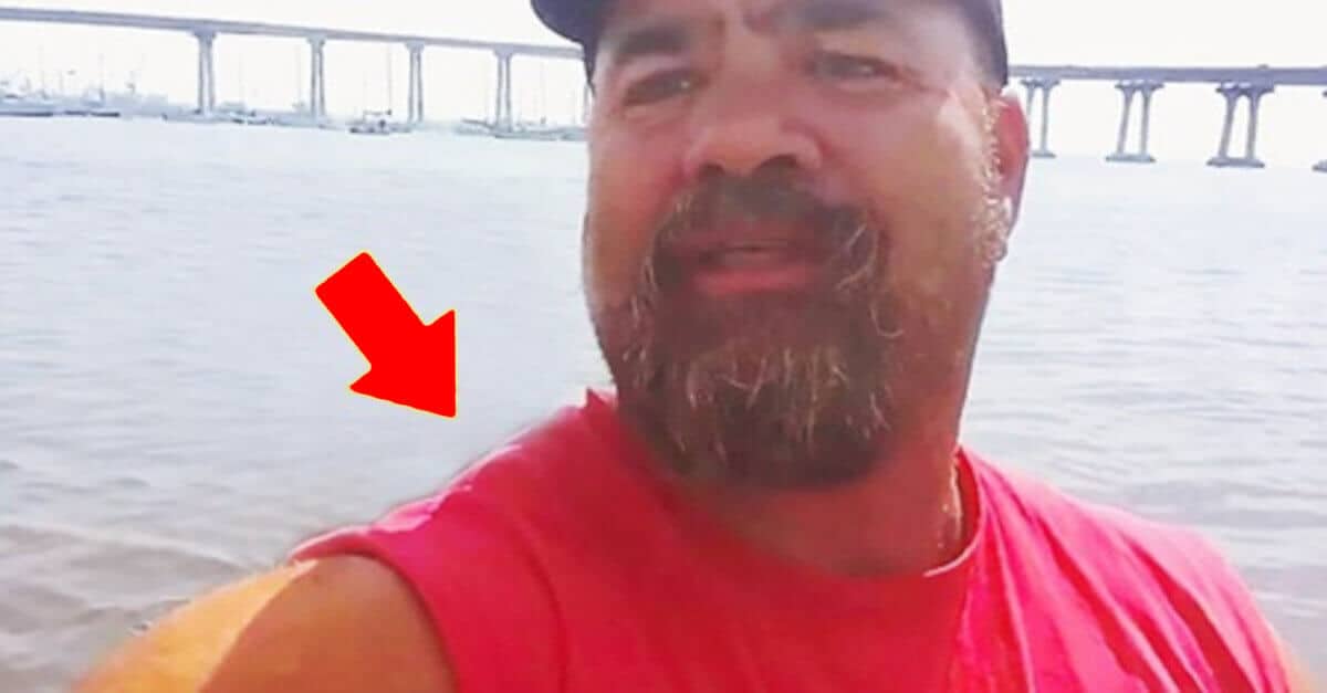 Un uomo cerca di scattare una foto sulla spiaggia e finisce per fare accidentalmente il miglior selfie dell’anno