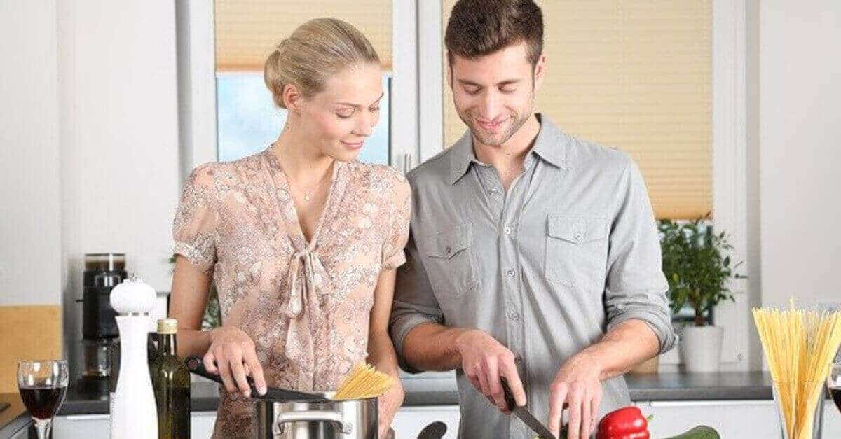 Gli uomini che puliscono e cucinano sono più attraenti per le donne