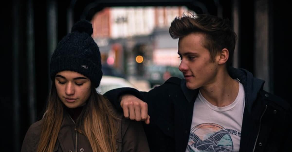 Donne dello zodiaco che scelgono sempre l’amore sbagliato, ecco i segni