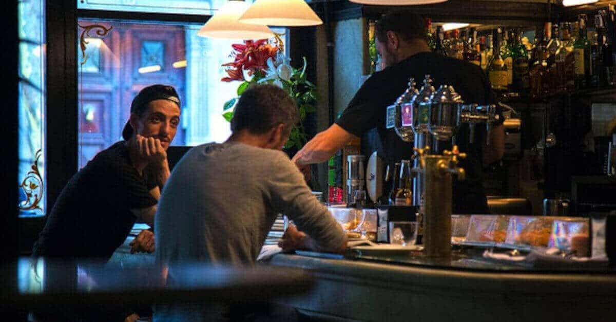 I 3 Uomini dello zodiaco che amano fare aperitivo con gli amici invece che col partner