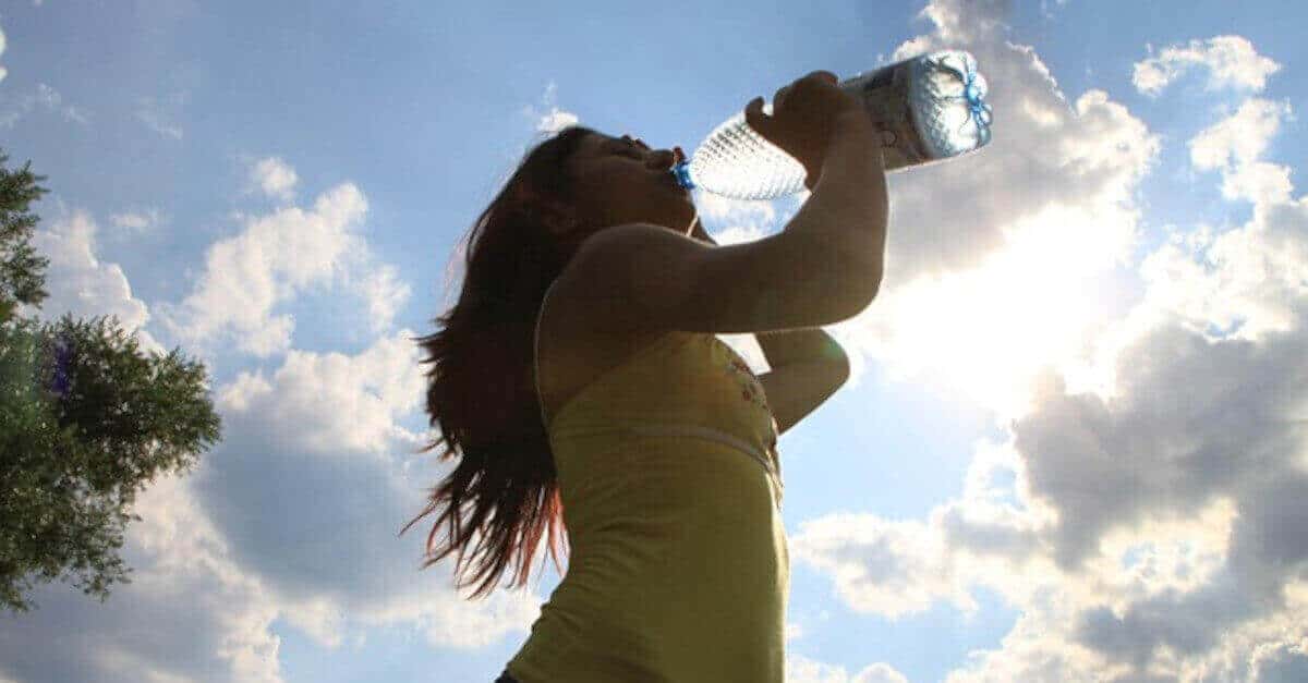 Cosa succede se si beve troppa acqua?