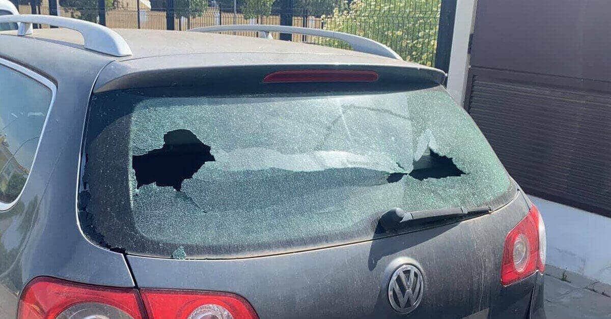 Il ragazzo ha rotto il vetro di un’auto e ha lasciato un biglietto di scuse particolare