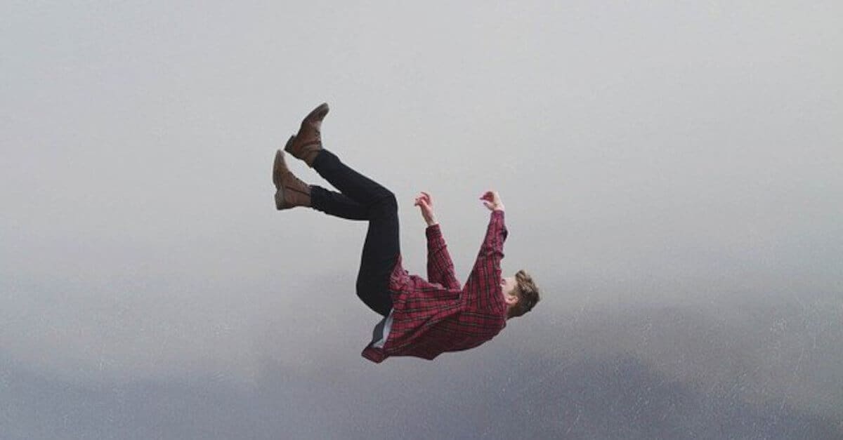 Ti sei mai svegliato con la sensazione di cadere nel vuoto? Ecco la spiegazione
