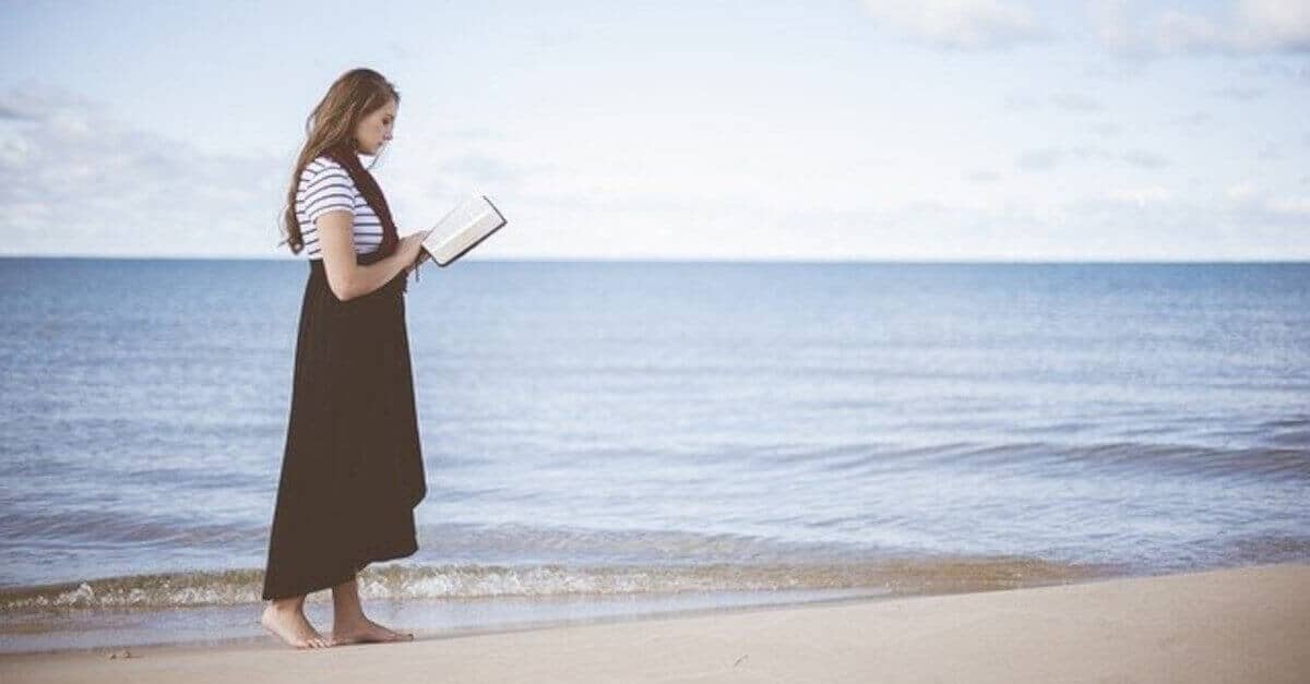 Le donne che leggono in spiaggia fanno parte di questi segni zodiacali