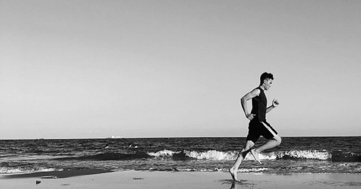 Gli uomini che amano correre in riva al mare, in base ai segni dello zodiaco