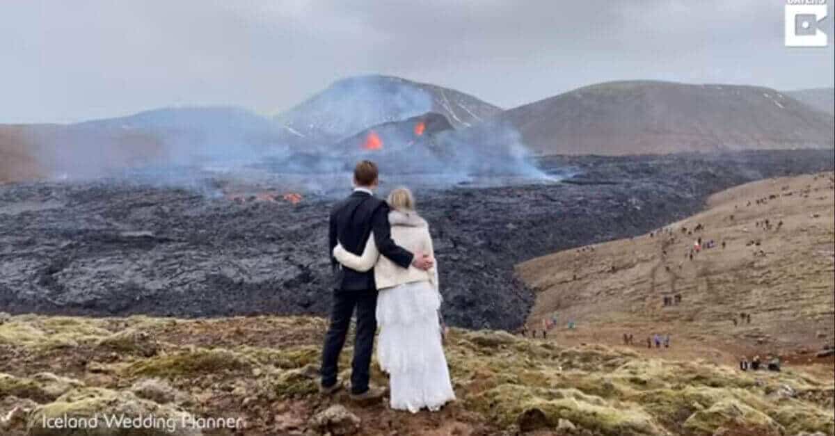 La coppia fa il servizio fotografico per il matrimonio davanti al vulcano in eruzione