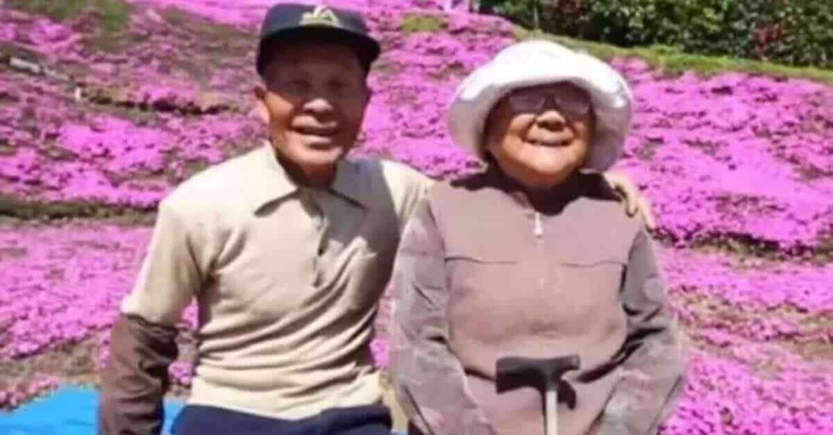 Marito pianta migliaia di fiori per la moglie cieca in modo che possa annusarli