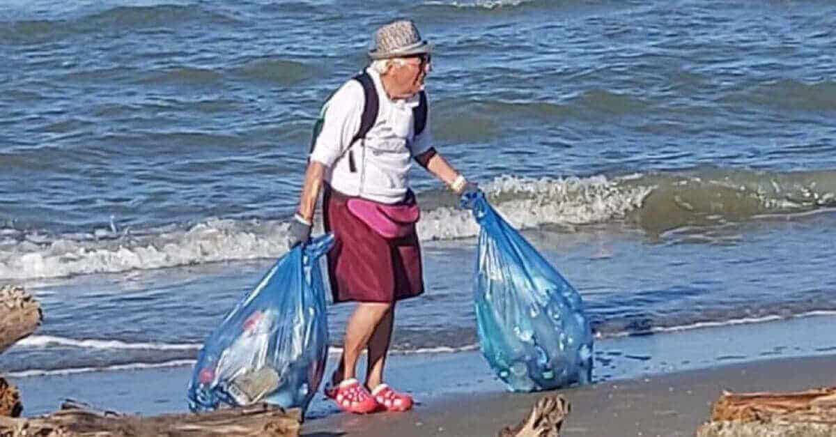 85enne si dedica alla pulizia della spazzatura dalle spiagge