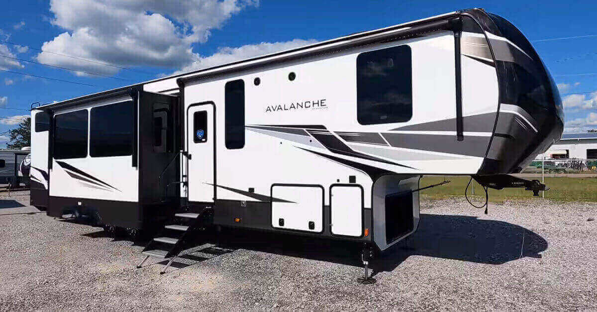 Questo lussuoso camper con 3 camere da letto e 2 bagni è praticamente una villa su ruote