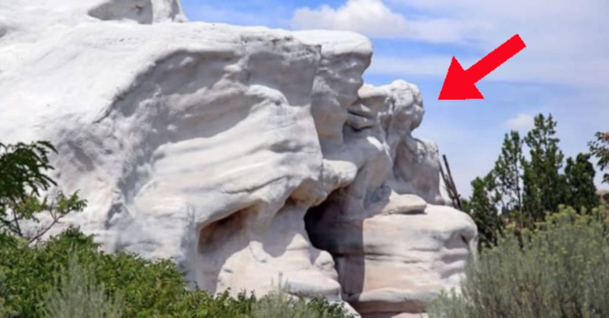 Questi architetti sono riusciti a mettere una casa spettacolare all’interno di una grotta