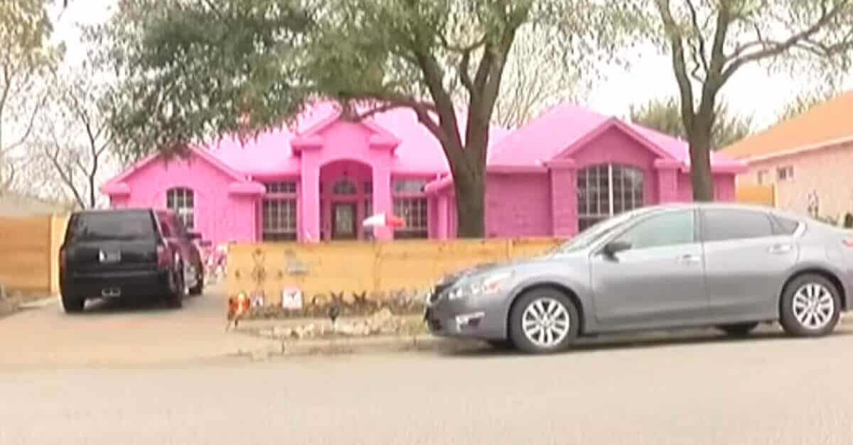 L’uomo riceve minacce dai vicini perché ha dipinto di rosa la sua casa