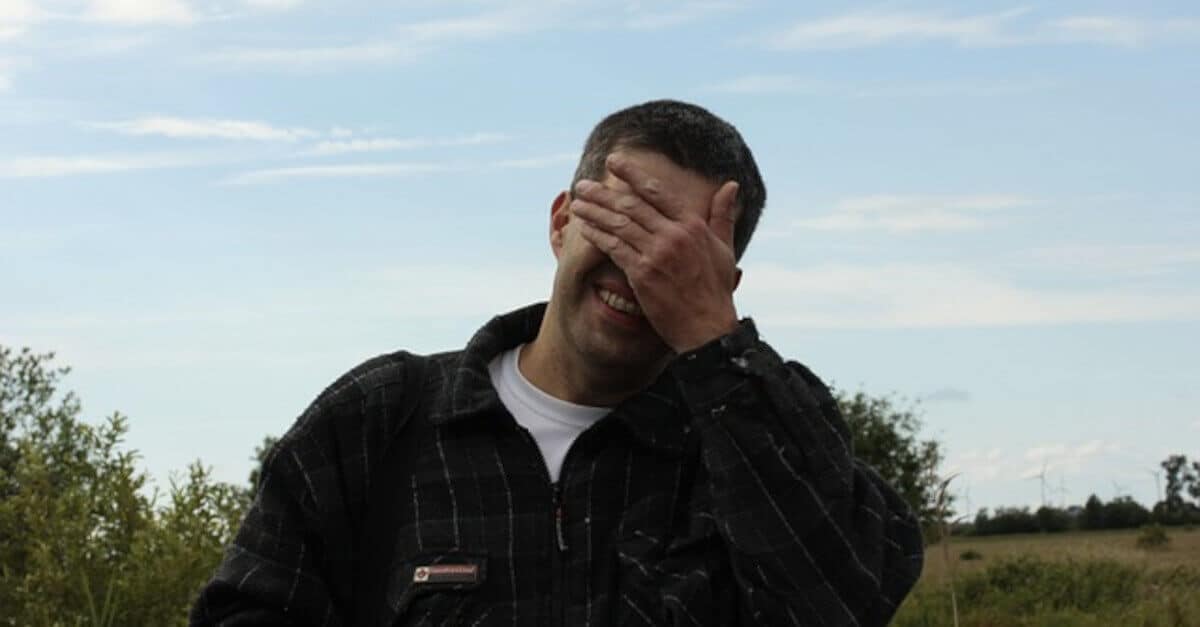 Non possono nasconderlo: gli uomini di questi segni zodiacali sono i più imbarazzati