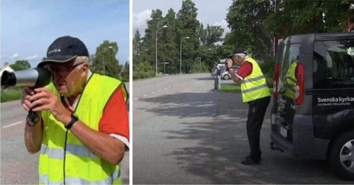 Anziano stufo delle persone che vanno troppo veloce decide di camminare lungo la strada con un asciugacapelli come autovelox