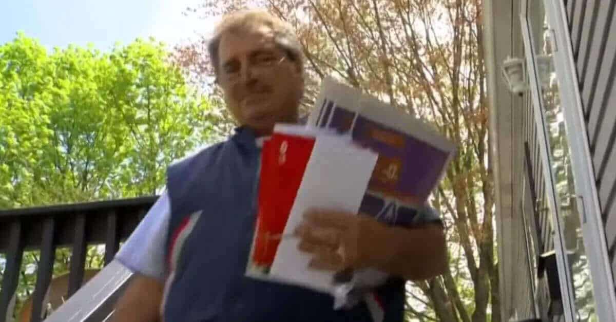 Il postino vede un bambino di 2 anni vagare fuori da solo che senza parlare cerca aiuto per la madre in pericolo
