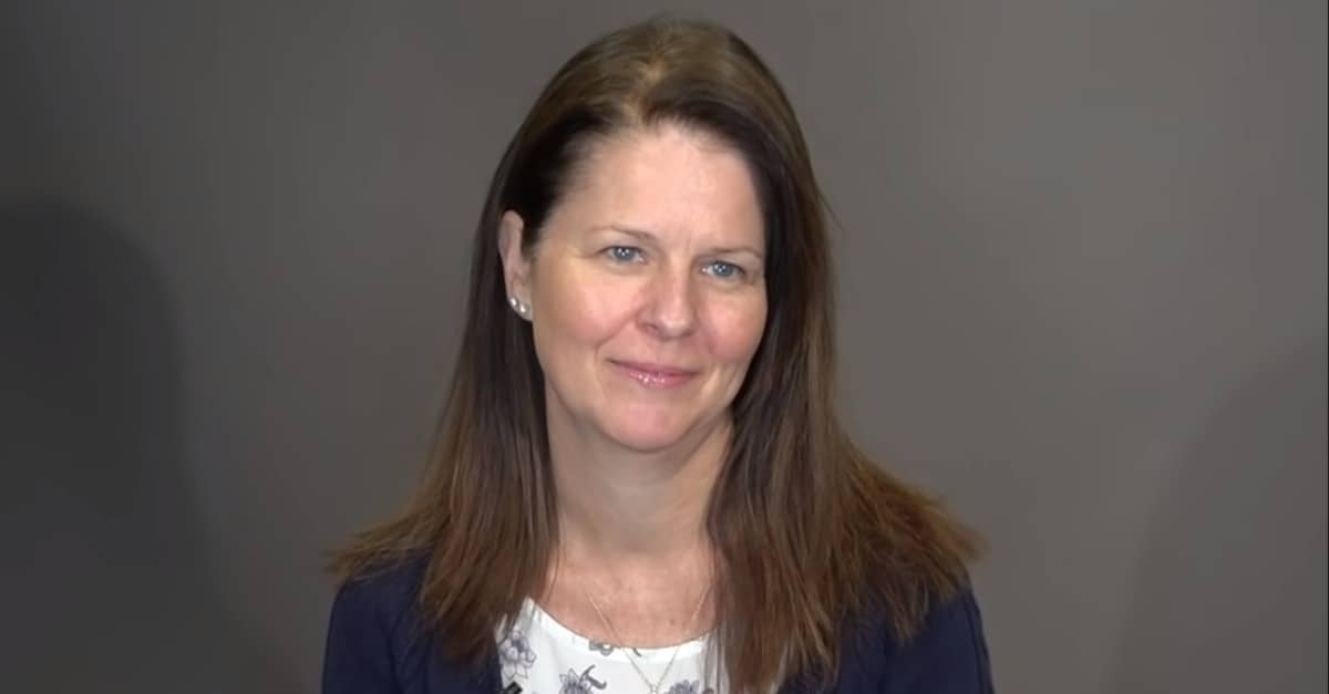 50enne divorziata si sottopone ad un audace restyling e una nuova prospettiva sulla vita