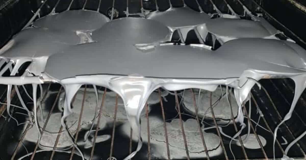 Horror nel forno: una donna scambia un vassoio di plastica per una teglia ma se ne accorge quando è troppo tardi