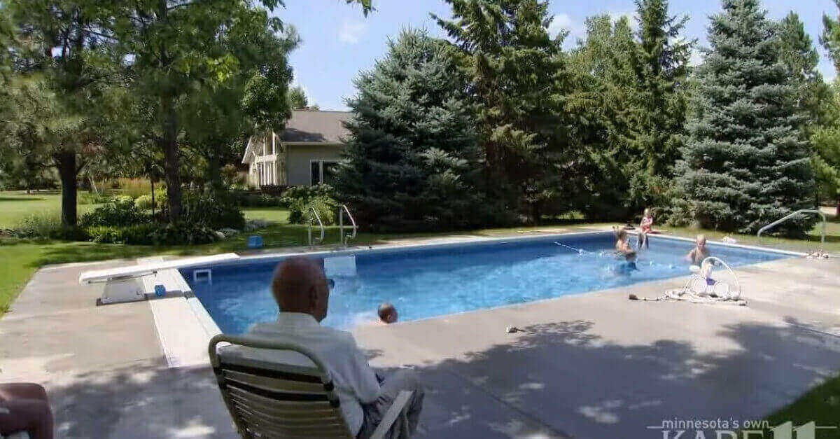 Il nonno costruisce una piscina per i bambini del suo quartiere per superare la morte della moglie