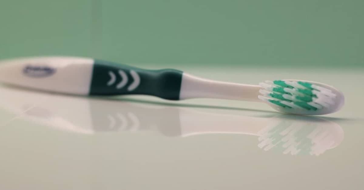 Un uomo ingoia accidentalmente lo spazzolino dopo essersi addormentato