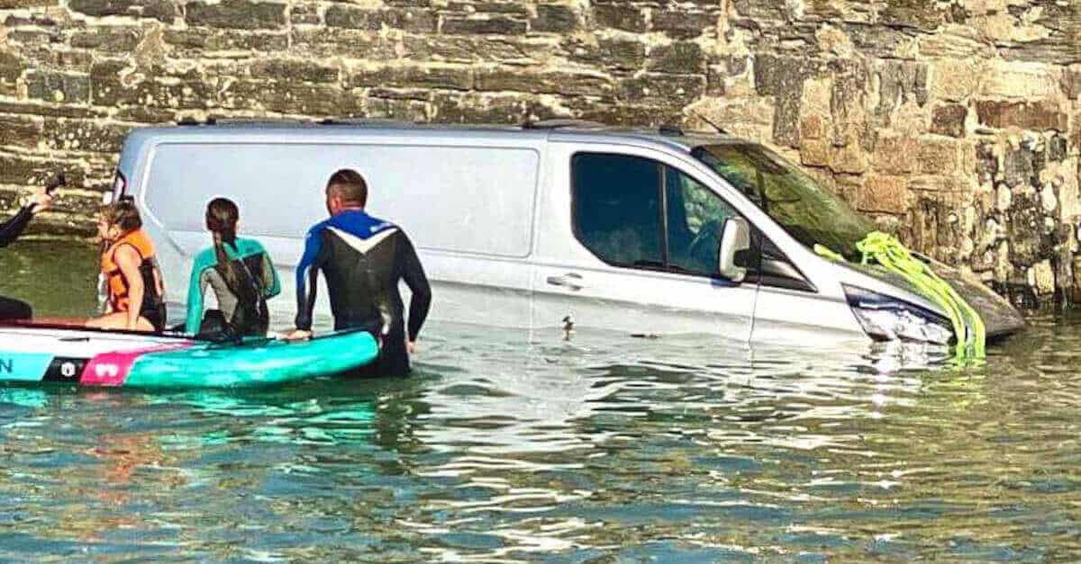 Un automobilista che pensa di sapere tutto ignora gli avvertimenti e ne paga il prezzo