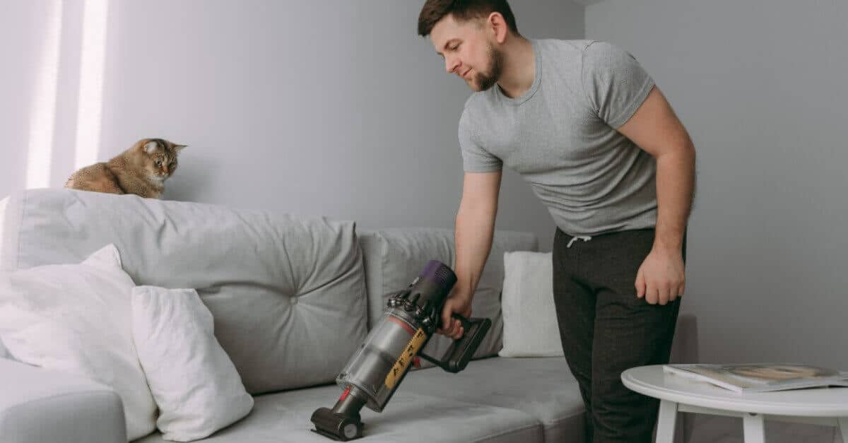 Gli uomini più bravi a pulire in casa, scopriamo i loro segni zodiacali